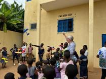 alex in een weeshuis in ivoorkust, tientallen kinderen krijgen les en kunnen vliegen