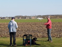 hier staat ignace te vliegen met zijn drone en hond